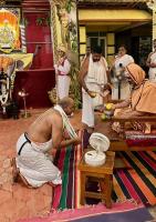 HH Swamiji felicitates artistes and Math Staff